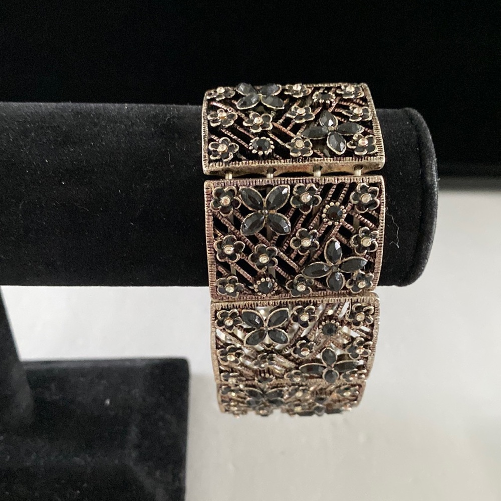 Vintage elasticated bracelet. B3